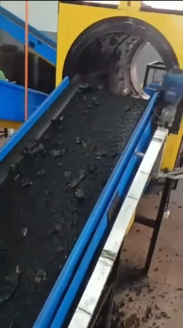 Detalhe do processo de trituração mecânica